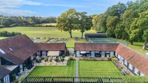 eine Luftaufnahme eines Hauses mit Garten in der Unterkunft Weston Cottage 4 in Send