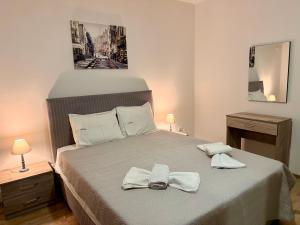 M apartment 3 في بار: غرفة نوم بها سرير عليه منشفتان