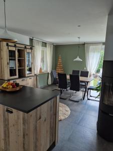 une cuisine et un salon avec une table et des chaises dans l'établissement Modern and idyllic apartment, à Jettingen-Scheppach