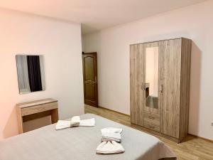 M apartment 3 في بار: غرفة نوم مع سرير وخزانة خشبية +3 صور