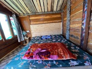 un lit dans une chambre avec un plafond en bois dans l'établissement Hill View Cottage, à Chakrata 34 autres photos