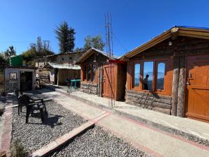 un bâtiment avec un banc devant lui dans l'établissement Hill View Cottage, à Chakrata
