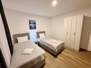 M apartment 3 في بار: غرفه فيها سريرين وكابينه