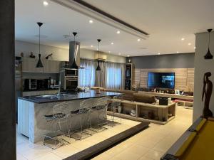 una cucina con isola e sgabelli da bar di ACONCHEGANTE Quarto a Rio Verde