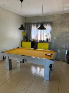 - un tavolo da ping pong in soggiorno di ACONCHEGANTE Quarto a Rio Verde