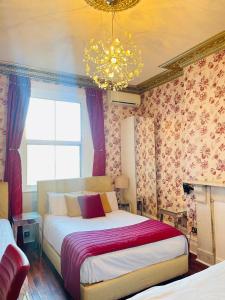 Giường trong phòng chung tại Crompton Guest House