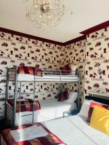 Giường trong phòng chung tại Crompton Guest House +62 ảnh