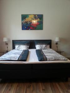 ハッティンゲンにあるLorenz Apartmentのベッド1台(上に枕2つ付)