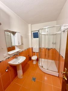 M apartment 3 في بار: حمام مع دش ومرحاض ومغسلة