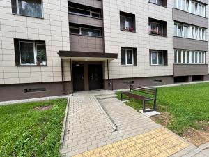 Butas Putinuose في أليتس: مبنى امامه مقعد +صورة واحدة