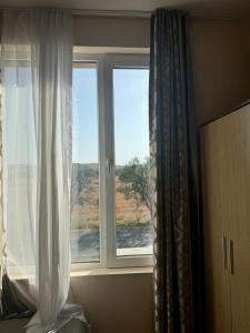 - une chambre avec une fenêtre donnant sur un champ dans l'établissement Sunny day 5, à Tŭnkovo