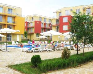 un complexe avec une piscine, des chaises et des bâtiments dans l'établissement Sunny day 5, à Tŭnkovo