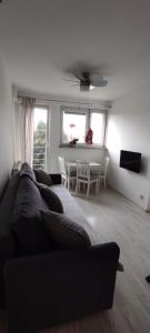 Apartament Ziemia Kłodzka في كوادسكوم: غرفة معيشة مع أريكة سوداء وطاولة