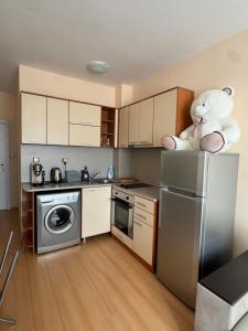 une cuisine avec un réfrigérateur et un ours en peluche dessus dans l'établissement Sunny day 5, à Tŭnkovo