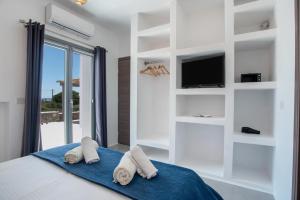 Bluebell Resort Villa SUNSET في كامبوس باروس: غرفة نوم بسرير وتلفزيون ومناشف +71 صورة