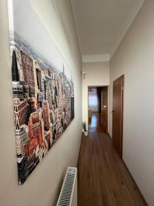 een hal met een groot schilderij aan de muur bij Il Teatro in Oradea