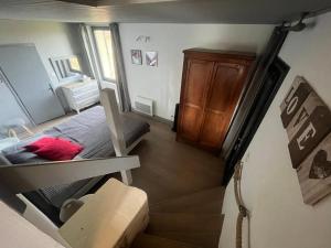 een kamer met een bed en een kast bij La Vigne in Pelissous