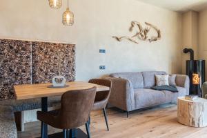 een woonkamer met een bank en een tafel bij Berggut Niggler - Pratum in Dobbiaco