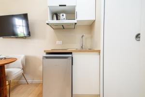 Kuchyň nebo kuchyňský kout v ubytování Charming air-conditioned studio + 2 fotografie