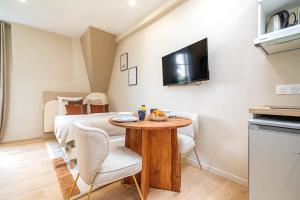 Kuchyň nebo kuchyňský kout v ubytování Charming air-conditioned studio