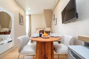 TV a/nebo společenská místnost v ubytování Charming air-conditioned studio