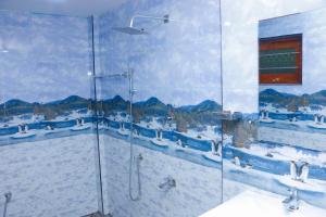 een badkamer met een douche met sneeuw op de muren bij Nadi Villa Midigama in Midigama East