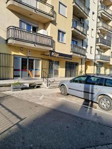 un'auto parcheggiata davanti a un edificio di Apartman Rada 3 a Bijeljina Altre 9 foto