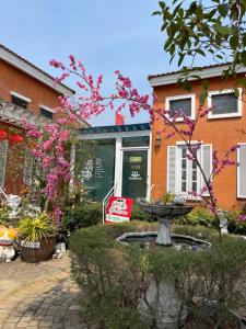 a house with a fountain in front of it at Home stay Ev Coffeehouse in Ban Map Khao Wan