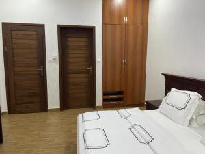 Postel nebo postele na pokoji v ubytování 1 Bedroom Bungalow in Alalubosa GRA