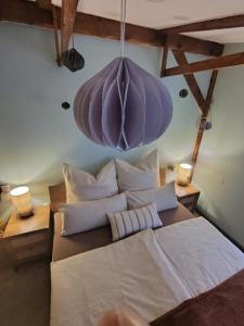 Ένα ή περισσότερα κρεβάτια σε δωμάτιο στο Haus der Wonne nähe Berzdorfersee -Görlitz