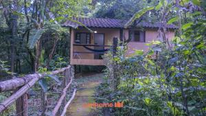 uma pequena casa no meio de uma floresta em Chale Rural em Nova Lima com Vista para o Jardim em Macacos