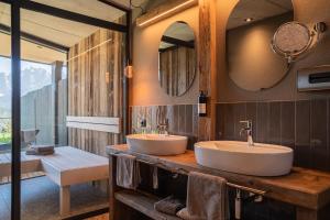 twee wastafels op een houten aanrecht in een badkamer bij Berggut Niggler - Pratum in Dobbiaco +84 foto's