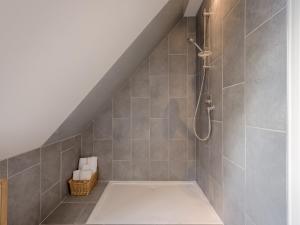 Pond View Loft في سودبيري: حمام مع دش في العلية +صورتان