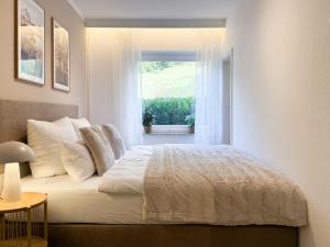 En eller flere senge i et værelse på Cosy Getaway mit Schwimmbad und Sauna + 16 billeder