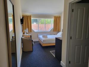 a hotel room with a bed and a window at Nysdill Accommodation in Norwich