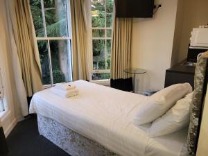 Una cama o camas en una habitación de Nysdill Hotel Norwich