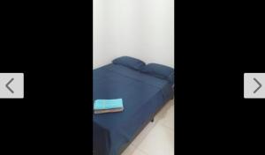 twee foto's van een bed in een kamer bij Suite Airport in Campinas +4 foto's
