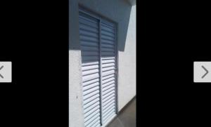 Twee foto's van een raam met een luik. bij Suite Airport in Campinas