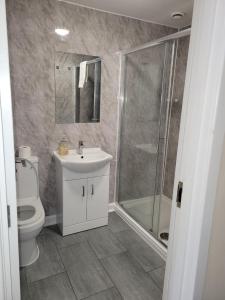 Un baño con inodoro, lavabo y ducha. en Nysdill Hotel Norwich, en Norwich 6 fotos más