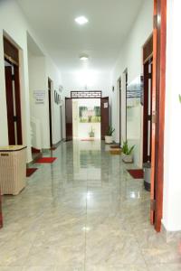 Guesthouse Kind and Love في هيكادوا: ممر فارغ في مبنى به ردهة بها نباتات