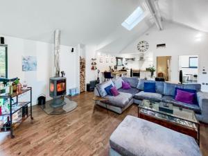 The Mill في West Linton: غرفة معيشة مع أريكة زرقاء ومدفأة