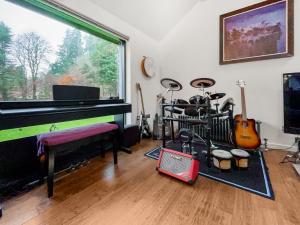 The Mill في West Linton: غرفة معيشة مع بيانو وآلات موسيقية
