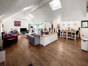 The Mill في West Linton: غرفة معيشة بها أريكة وطاولة