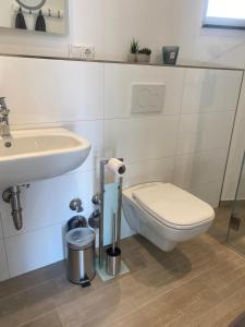 Koupelna v ubytování 1 ZKB Komfort Apartment Nähe Stadtzentrum Köln & DOM + 7 fotografií