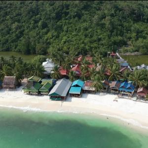 uma vista aérea de um resort na praia em Paradiso Lagoon Bungalows em Phumĭ Kaôh Rŏng