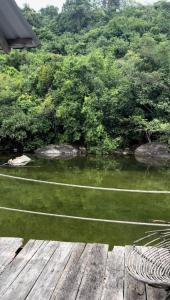 uma vista para um rio a partir de um deque de madeira em Paradiso Lagoon Bungalows em Phumĭ Kaôh Rŏng