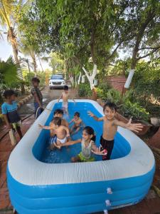 VISHWVRUND HOME STAy في Rājpīpla: مجموعة من الأطفال يلعبون في مسبح قابل للنفخ