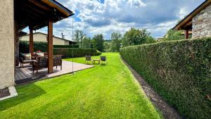 un giardino con tavolo, sedie e recinzione di La Maison du Fleuve a Ur