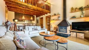 un soggiorno con divano e camino di La Maison du Fleuve a Ur Altre 19 foto