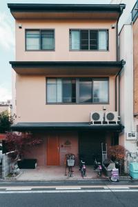 un edificio con dos motocicletas estacionadas frente a él en Guesthouse Kyoto Abiya, en Kioto 34 fotos más
